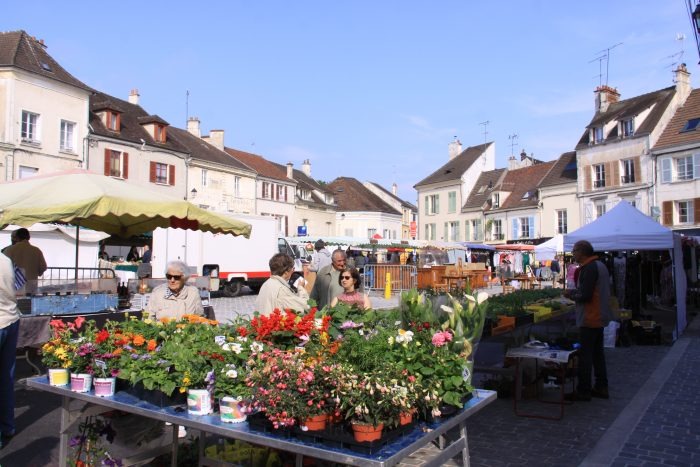 Le marché traditionnel de Crécy-la-Chapelle avec ses étals et ses habitants.