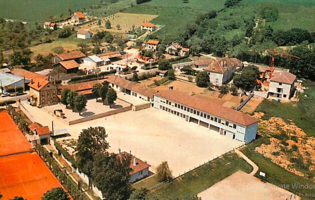 Vue aérienne des années 1970 montrant la construction du collège voisin et la première extension de l'EHPAD