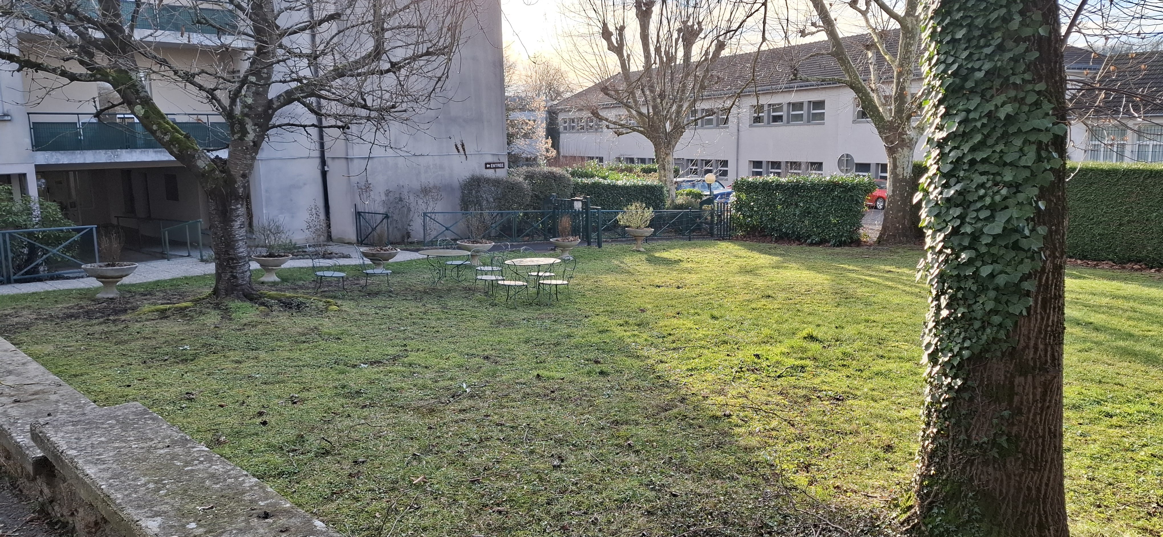 Jardin et allées accessibles de l'EHPAD de Crécy-la-Chapelle