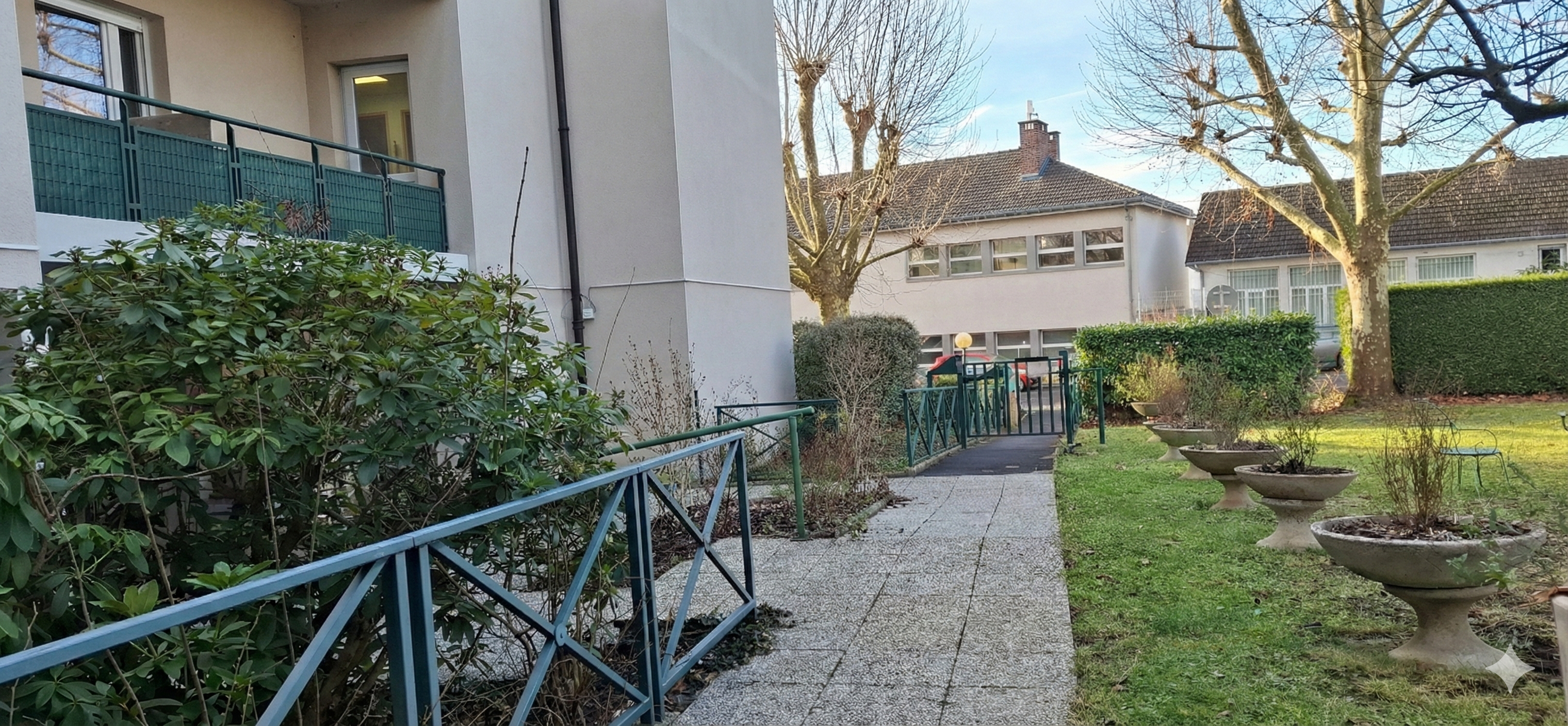 Vue des jardins de l'établissement en hiver.