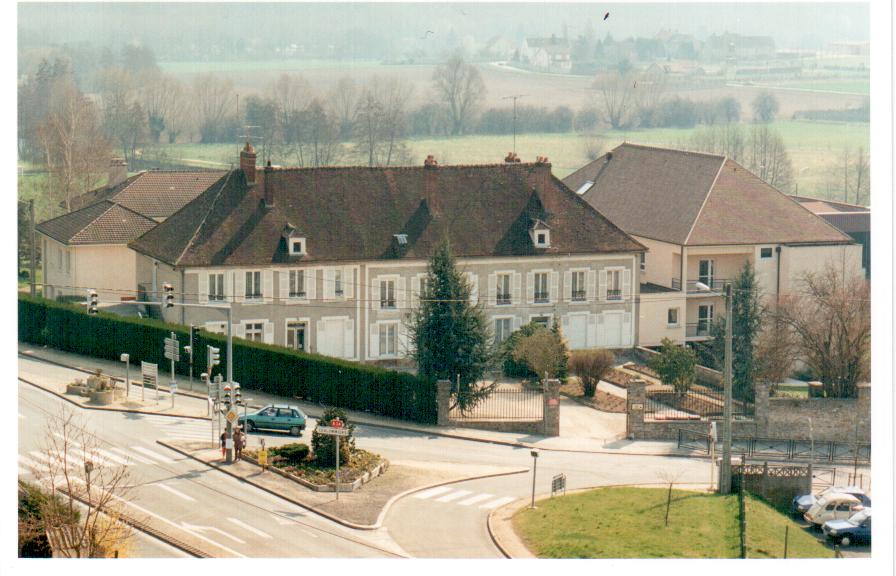 Vue aérienne de l'EHPAD de Crécy montrant l'ensemble des bâtiments.