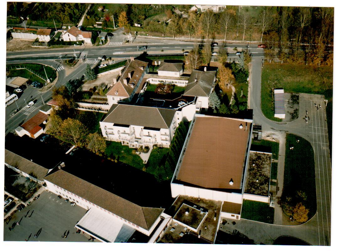 Vue d'ensemble aérienne de l'EHPAD et de son environnement.